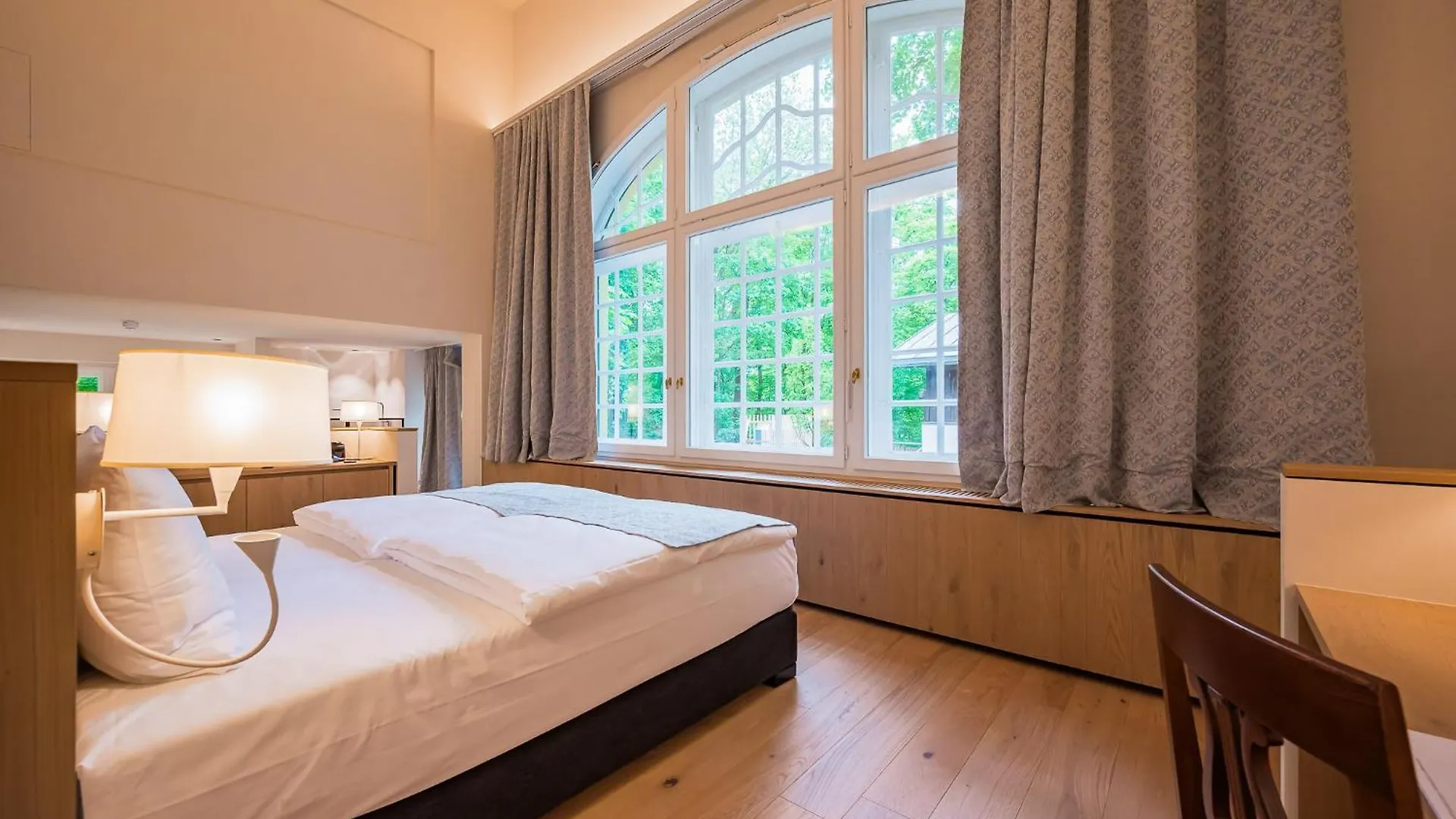Augustiner Gutshof Menterschwaige Hotel Munich